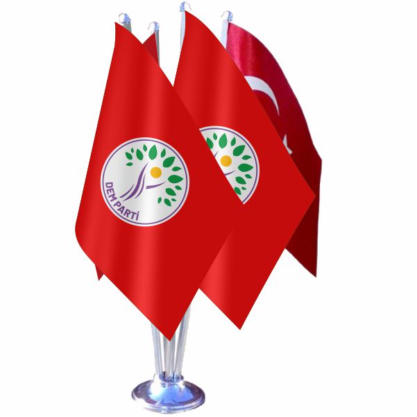 K�rm�z� Dem Parti D�rtl� �zel Masa Bayra��