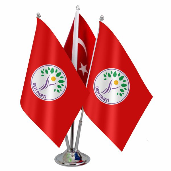 ��l� K�rm�z� Dem Parti Logolu Masa Bayra��